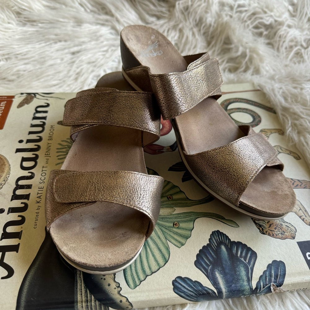 DANSKO Women's Vienna Leather Wedge Sandals‎ Metallic Gold Tan